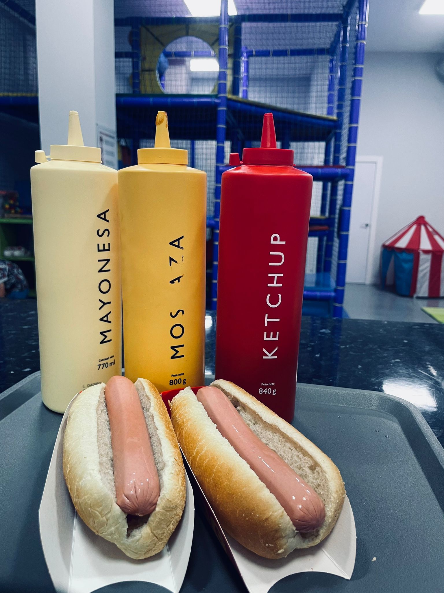 Hot dogs y salsas Ludoteca Geppetto Cafetería