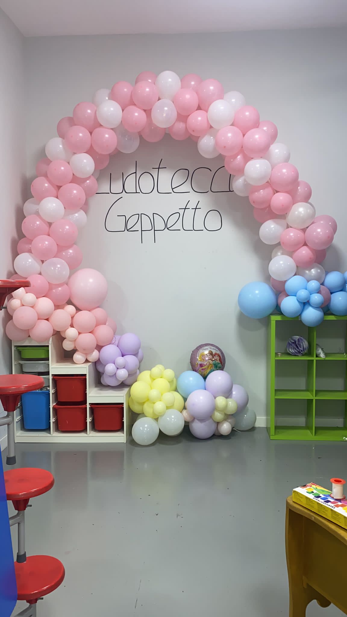 Decoración arco de globos rosa Ludoteca Geppetto Cumpleaños